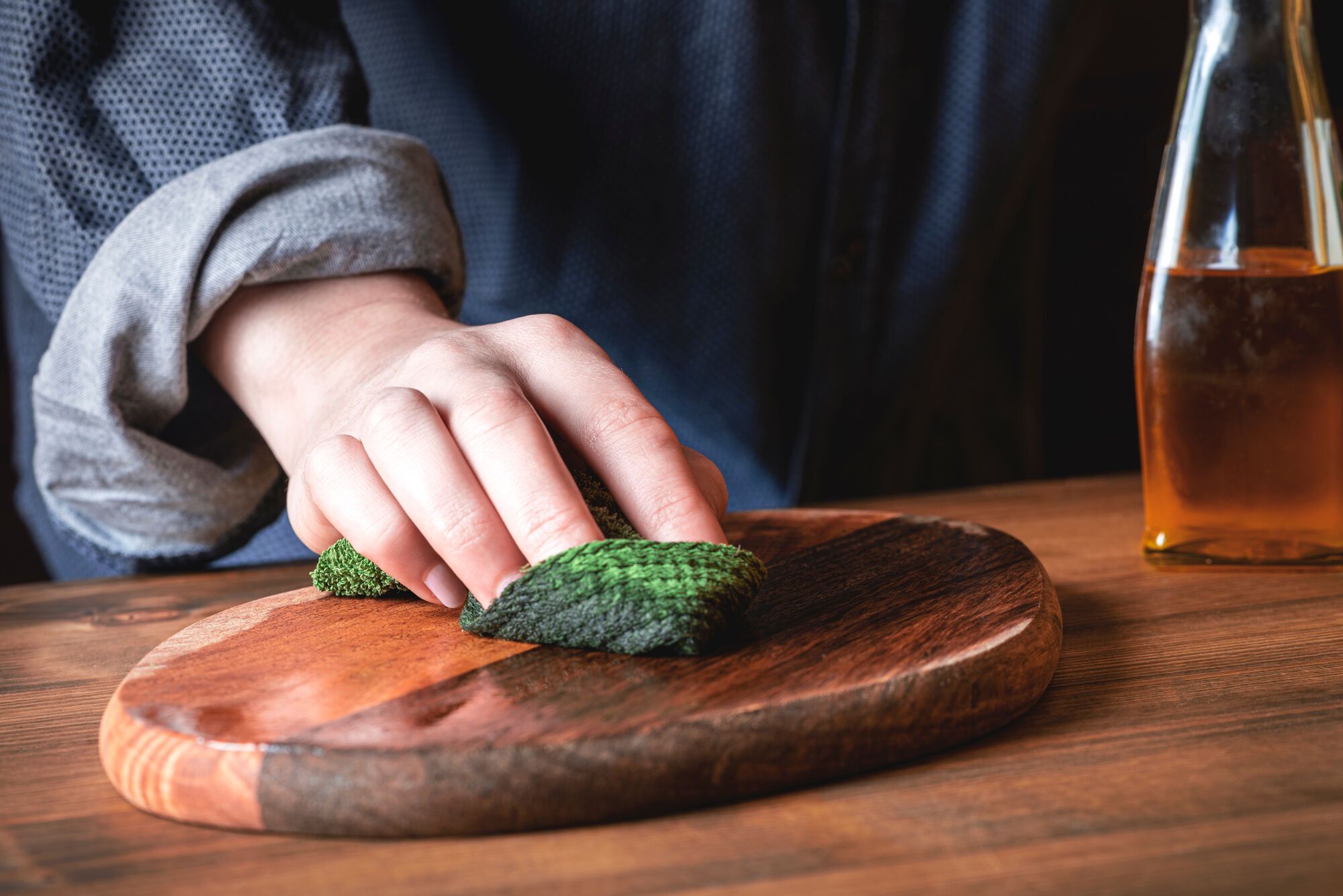 Behandelen van larikshouten terrassen